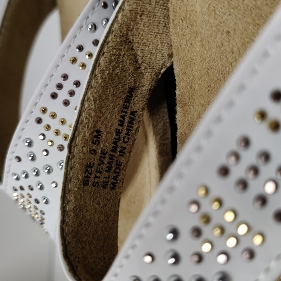 Easy Street Stevie Sandals, White w/Metallic Nailheads Size 9.5 - Picture 5 of 10